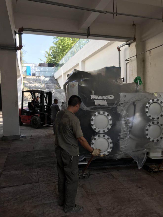 永新國際冷水機組設備搬運安裝施工現(xiàn)場