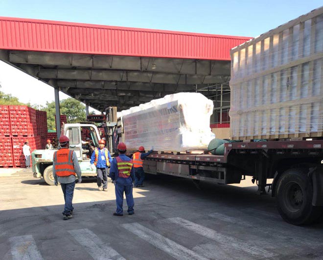 山東中糧可口可樂注塑機(jī)設(shè)備搬運(yùn)安裝現(xiàn)場