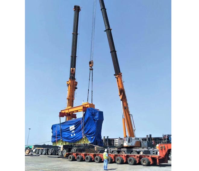 500噸吊車助力青島港設(shè)備搬運(yùn)裝卸施工現(xiàn)場