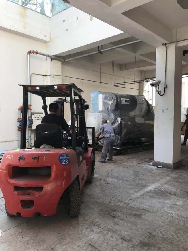 2018年8月30日永新國際冷水機(jī)組設(shè)備搬運(yùn)現(xiàn)場