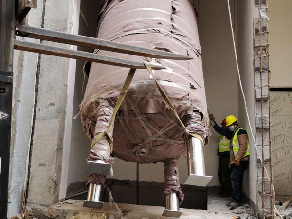 大型儲(chǔ)水罐設(shè)備人工吊裝下負(fù)3層地下室現(xiàn)場