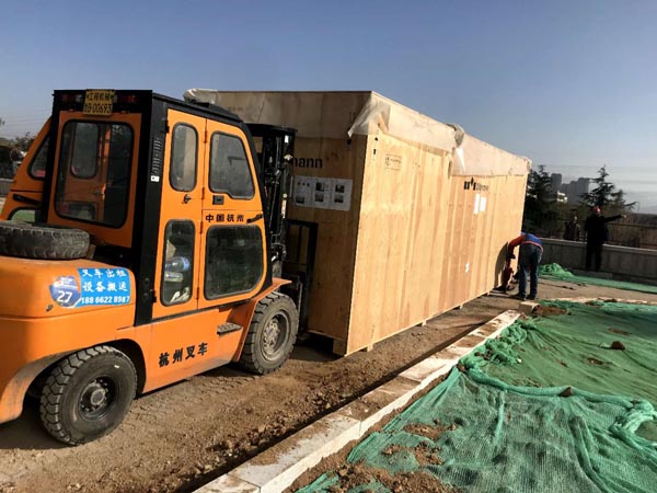 青島黃海制藥進(jìn)口設(shè)備安裝，汽墊搬運(yùn)現(xiàn)場