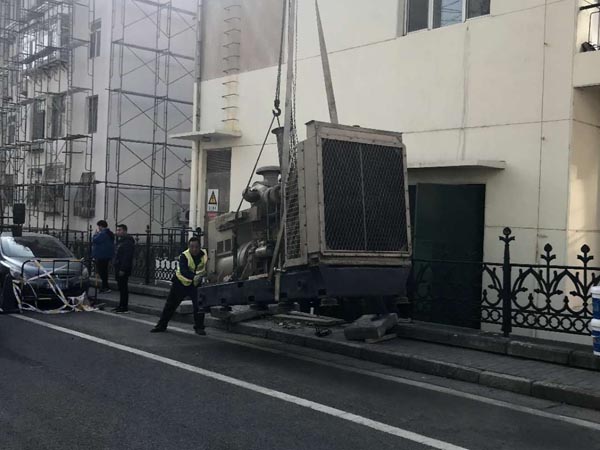 青島鹽城路發(fā)電機設(shè)備搬運吊裝現(xiàn)場