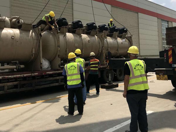 董家口港雙星工廠內(nèi)海爾大型機(jī)組設(shè)備搬運(yùn)，就位現(xiàn)場