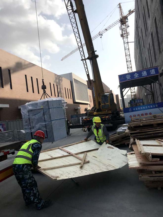 高新區(qū)制藥廠烘干設備四樓吊裝