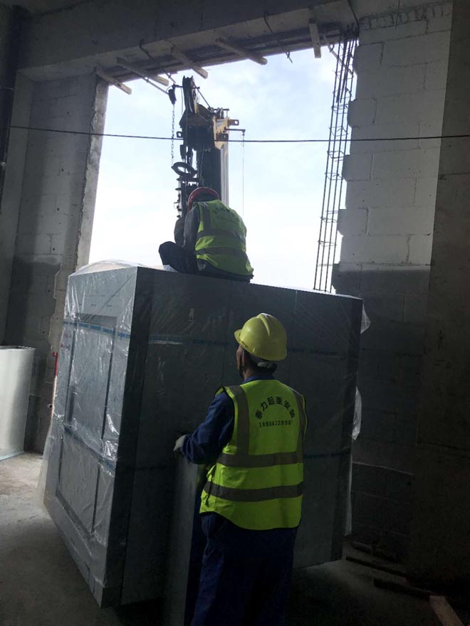 高新區(qū)制藥廠烘干設備四樓吊裝