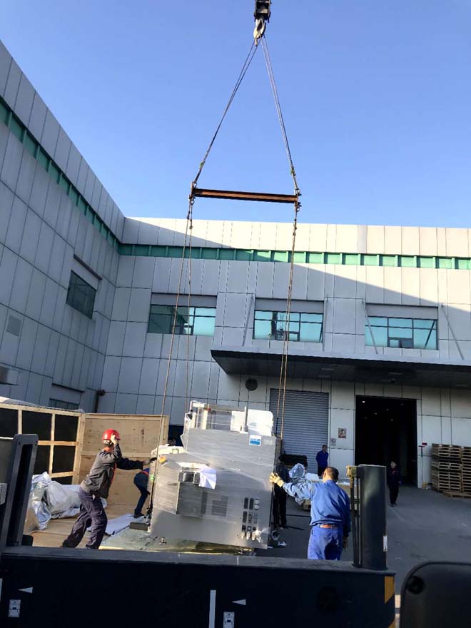 青島黃海制藥進(jìn)口設(shè)備安裝，汽墊搬運(yùn)現(xiàn)場