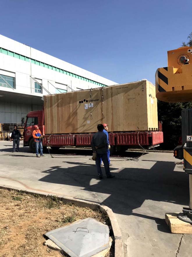 青島黃海制藥進(jìn)口設(shè)備安裝，汽墊搬運(yùn)現(xiàn)場