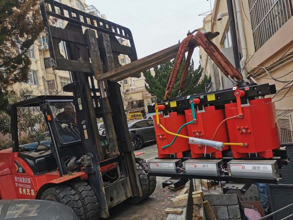 青島市南區(qū)老舊小區(qū)改造變壓器設(shè)備搬運(yùn)安裝