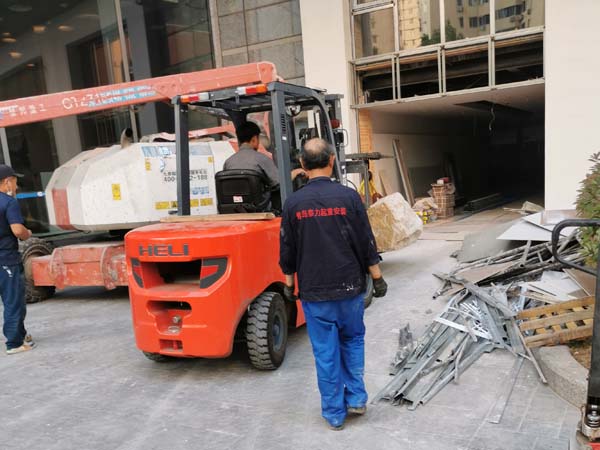 青島遠(yuǎn)雄廣場(chǎng)景觀(guān)石設(shè)備搬運(yùn)就位